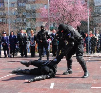 Ziua porţilor deschise la Poliţie: Demonstraţii de arte marţiale, tehnici de luptă şi intervenţii în noul sediu